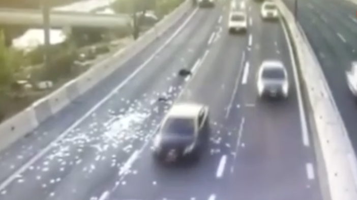 Polisten kaçarken yolda paralar saçıldı