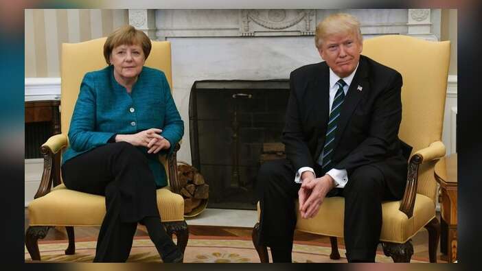 Merkel ve Trump Hamburg'da nasıl tokalaştı...