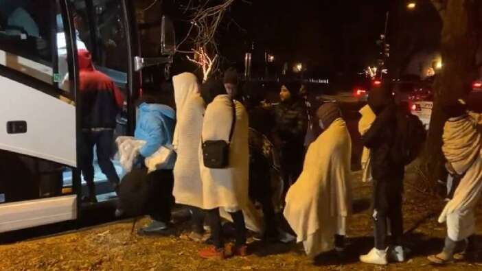 Otobüsler dolusu göçmen Kamala Harris’in evinin önüne bırakıldı