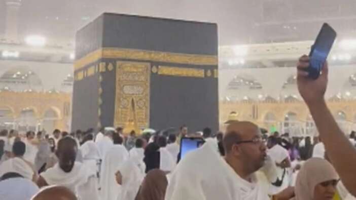 Kabe'ye kar yağdı! Nihat Hatipoğlu o anları "Bu görüntüyü ben çektim" diyerek paylaştı...