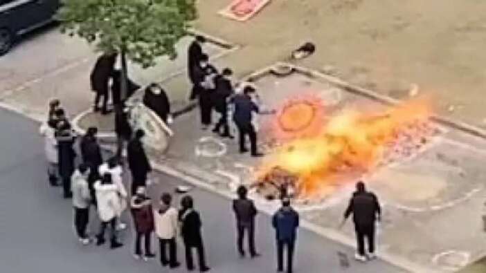 Çinliler aile yakınlarını sokak ortasında yakmaya başladı!