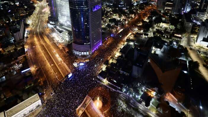 İsrail’de on binlerce kişi Netanyahu’yu protesto etti