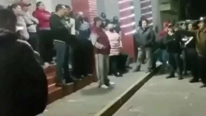 Orman yangını sonrası Meksika savaş alanına döndü! Protestocular belediye başkanını kaçırdı...