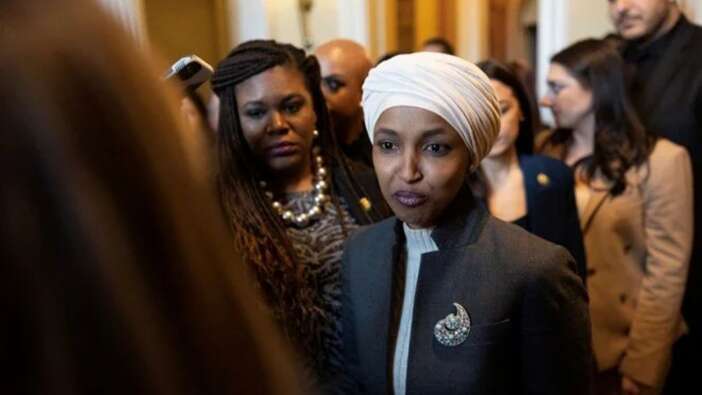 ABD'nin ilk başörtülü vekili İlhan Omar, İsrail'i eleştirdiği için meclis komitesinden ihraç edildi!