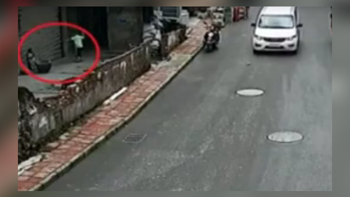 Tekerin fırlattığı şişe çocuğu yaraladı! / VİDEO