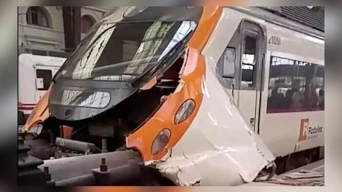 Barcelona'da tren kazası! Onlarca yaralı var... / VİDEO