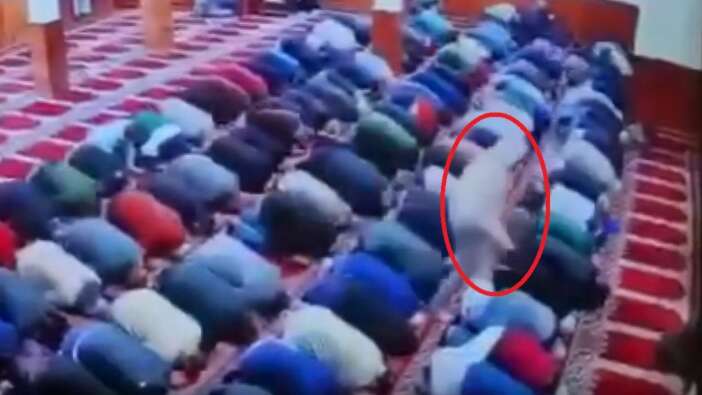 ABD'de imama bıçaklı saldırı! Sabah namazını kıldırırken sırtından bıçaklandı!