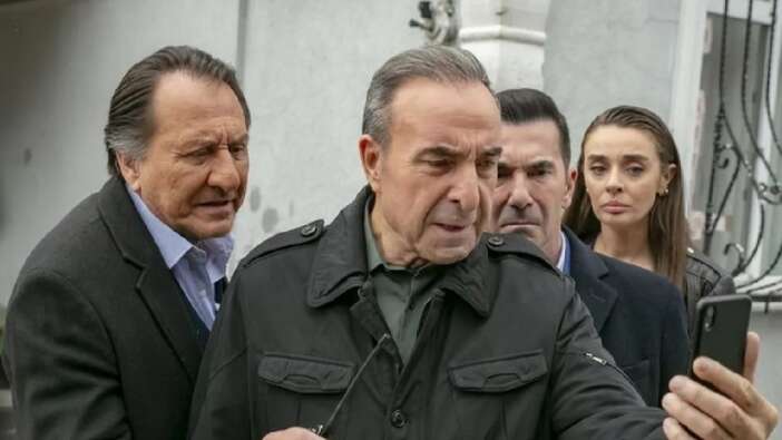 Rıza Baba ile de anlaşma imzalandı! Arkak Sokaklar efsanesi aynı kadro ile geri dönüyor!