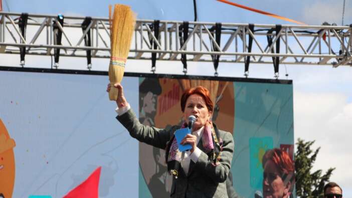 Süpürge sapıyla çirkin imalar: Akşener Çanakkale'de süpürgeyle sahneye çıktı, rezil cümleler kurdu!