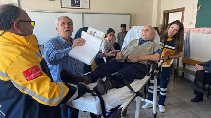 Oy verme işlemi devam ediyor! Hastalar, sedye ile getirildikleri okullarda oyunu kullandılar