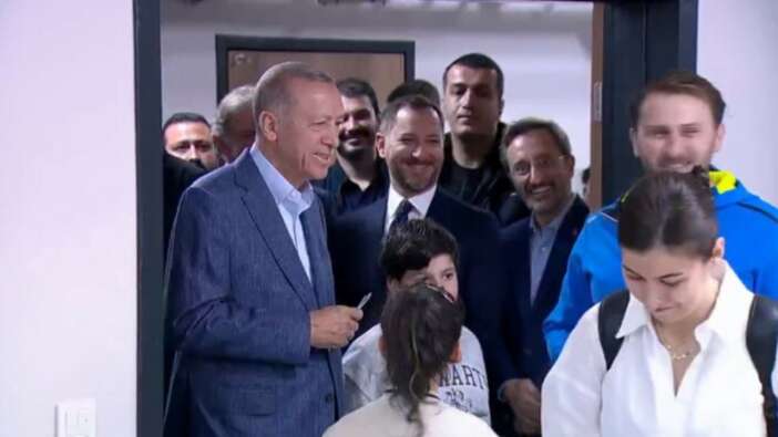 Gülümseten anlar: Oy verme işlemi sırasında Cumhurbaşkanı Erdoğan'ı fark etmeyen seçmenin şaşkınlığı