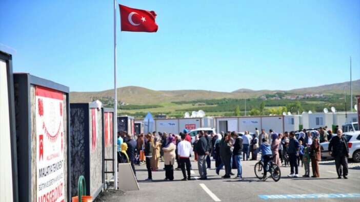 En buruk seçim: Deprem bölgelerinde vatandaşlar oylarını kullanıyor...