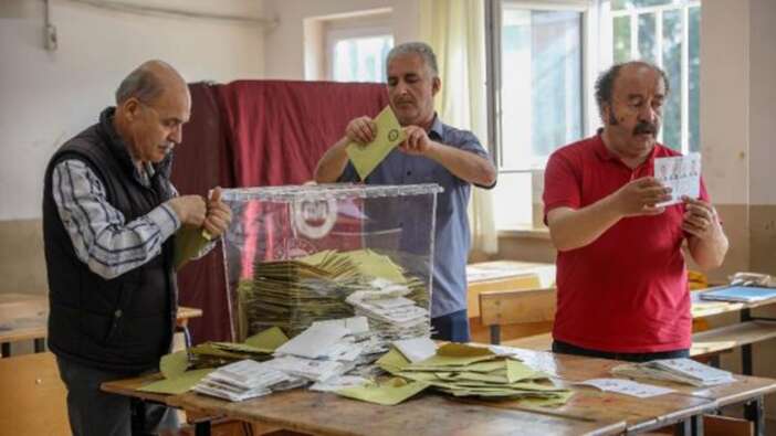 Antalya'da ilginç olay! Seçmenler zarfları kapatmak için yapıştırıcı kullandı