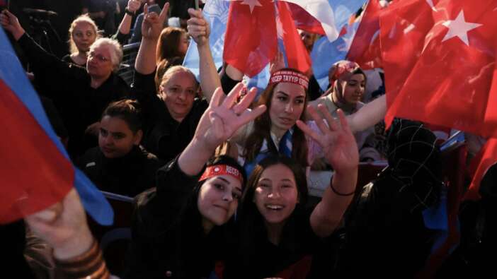 AK Parti Genel Merkezi önünde kutlamalar başladı