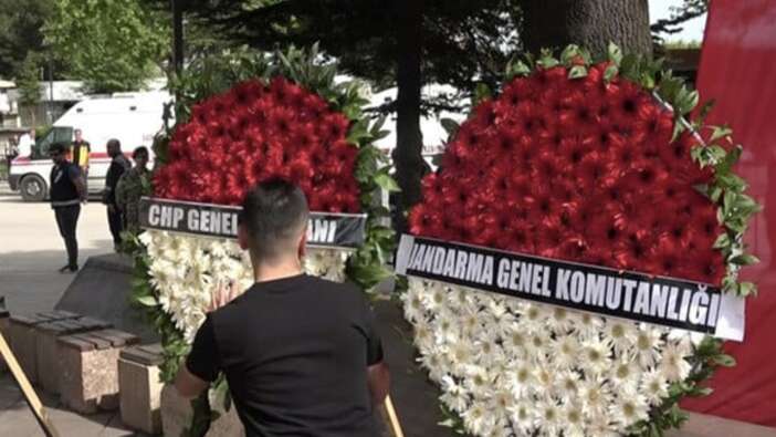 Şehit cenazesinde İYİ Parti ve CHP'ye tepki! Çelenkleri parçaladılar