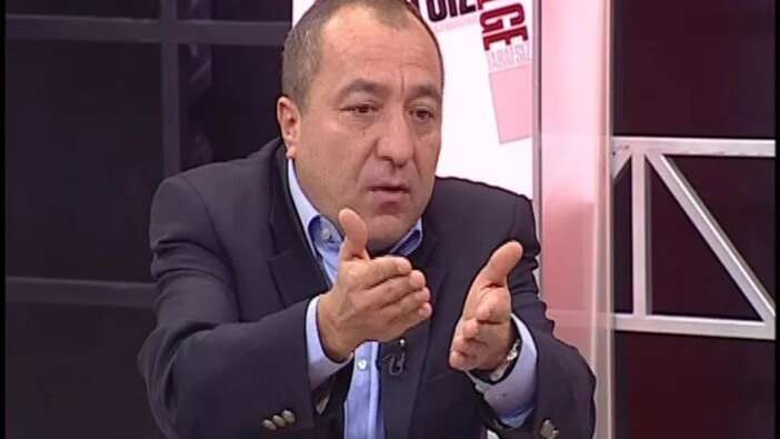 Halk TV yazarı Mehmet Tezkan, "Özellikle Davutoğlu'' diyerek 4 lidere çağrı yaptı: Çekilin
