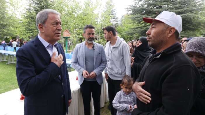 Depremzedelerin "Tekirdağ" korkusuna Bakan Akar'dan "başımızın tacısınız" yanıtı