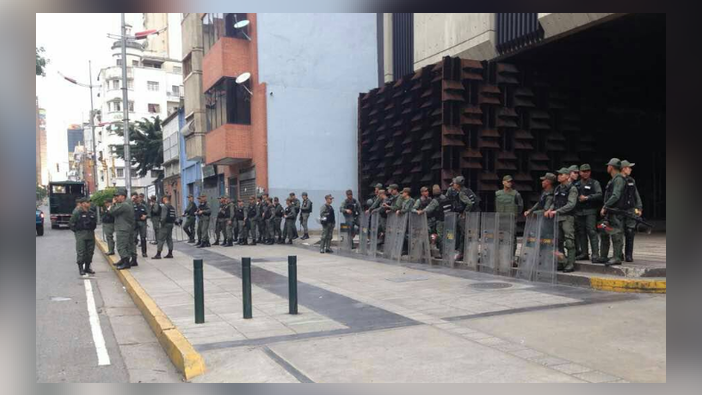 Venezuella'da kritik gelişmeler yaşanıyor! Asker başsavcılığı kuşattı...