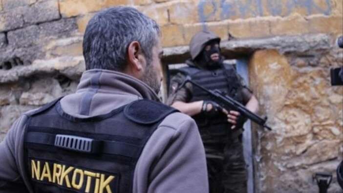 İzmir'de büyük uyuşturucu operasyonu! Ekipler havadan ve karadan harekete geçti: 52 kişi tutuklandı