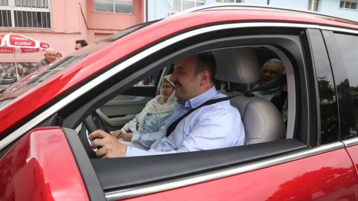 Bakan Varank, yürümeye zorluk çeken 70 yaşındaki seçmeni Togg ile oy kullanacağı okula götürdü