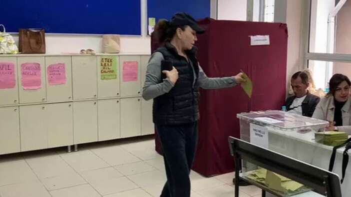 Demet Akbağ'dan basın mensuplarına sinirlenen kadına tepki