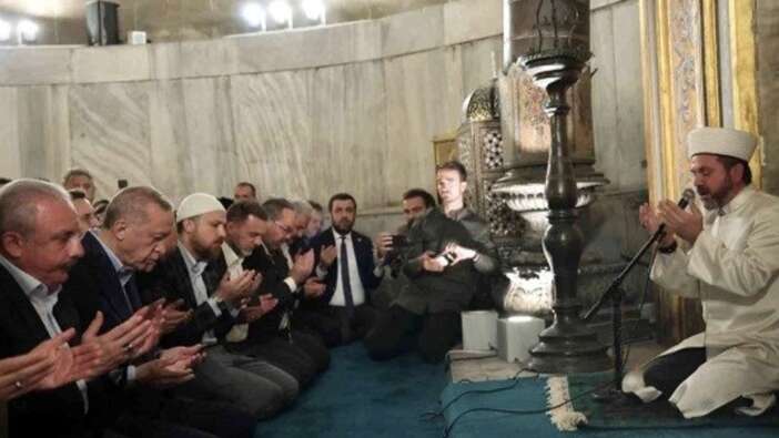 Cumhurbaşkanı Erdoğan'a Eyüp Sultan Camii'nde sevgi seli