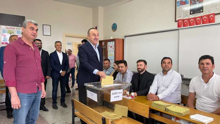 Dışişleri Bakanı Mevlüt Çavuşoğlu oyunu kullandı: "Türk milleti demokrasiye düşkündür"