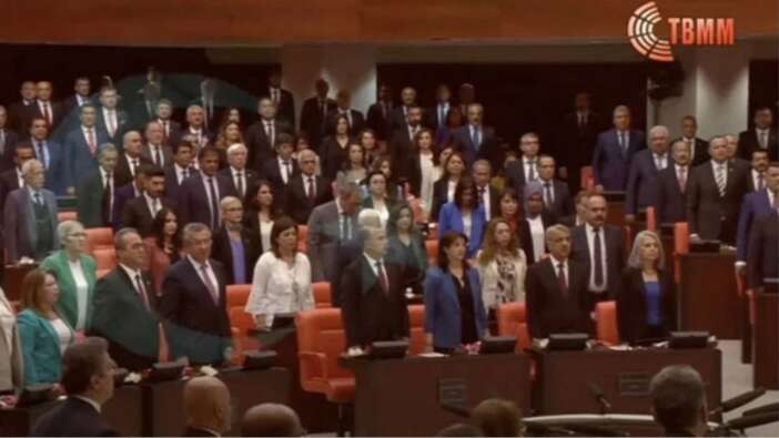 Yine şaşırtmadılar: HDP/YSP'liler TBMM'de İstiklal Marşı okunurken dudak bile oynatmadı!
