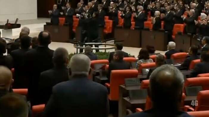 Muhalefet vekilleri, Cumhurbaşkanı Erdoğan mazbatasını alırken ne ayağa kalktı ne de alkışladı