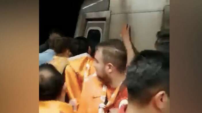Büyük derbi öncesi metrolar durdu: Taraftarlar isyan etti