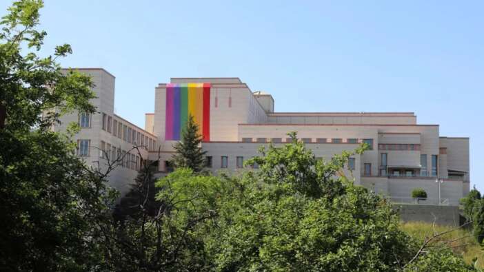 ABD'den bir LGBT skandalı daha! ABD İstanbul Başkonsolosluğu'na gökkuşağı bayrağı asıldı...