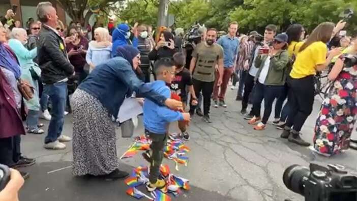 Kanada'da Müslüman ve Hristiyan ailelerden LGBT tepkisi: Çocuklarımızı rahat bırakın