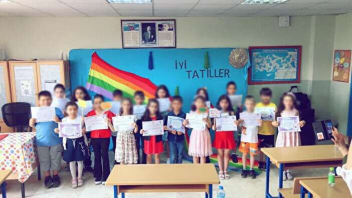 Sözde öğretmen, çocukları LGBT sapkınlığına alet etti!
