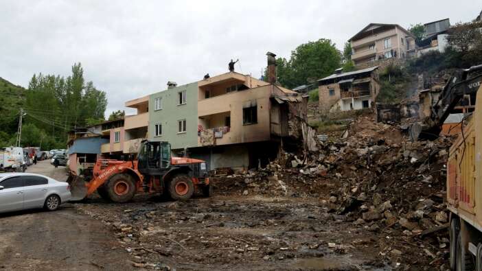 12 ev ve 4 ahır yok olmuştu! Erzurum Valisi Memiş, yangından zarar görenlere ev ve 125 bin lira nakdi yardım yapılacağını duyurdu