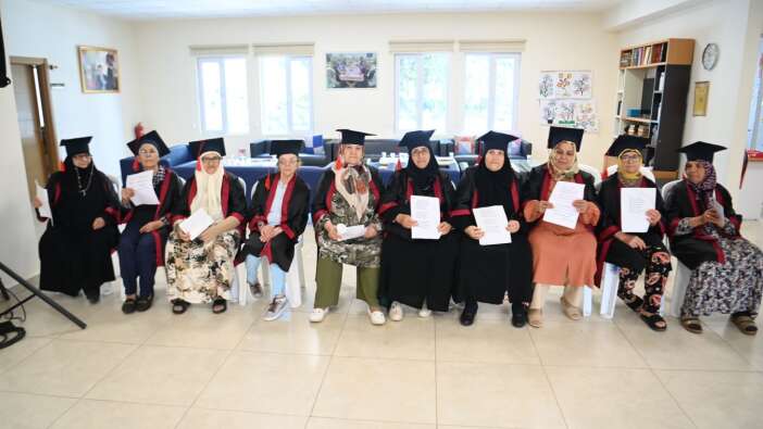 65 yaş üstü Tuzlalıların mezuniyet heyecanı! Cübbe giyip kep attılar...