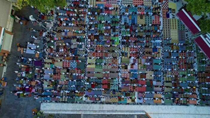 Yurt genelinde bayram namazı: Camiler doldu taştı