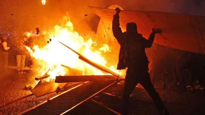 Fransa'da protestocular mağazaları ve bankaları yağmalıyor!