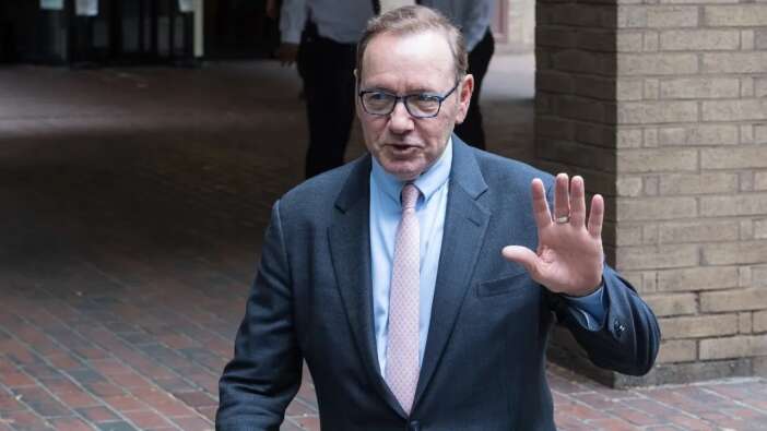 4 erkeğe cinsel saldırıda bulunan ünlü aktör Kevin Spacey, 12 suçtan yargılanıyor!