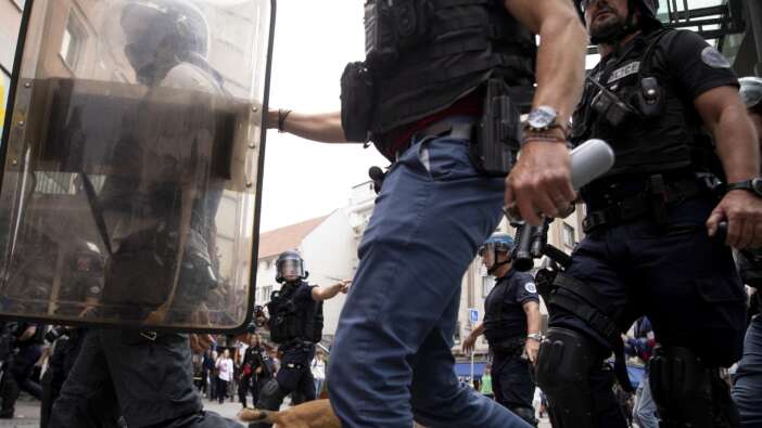 Fransa'da olaylar durmuyor! 79 polis ve jandarma yaralı, 1300 gözaltı