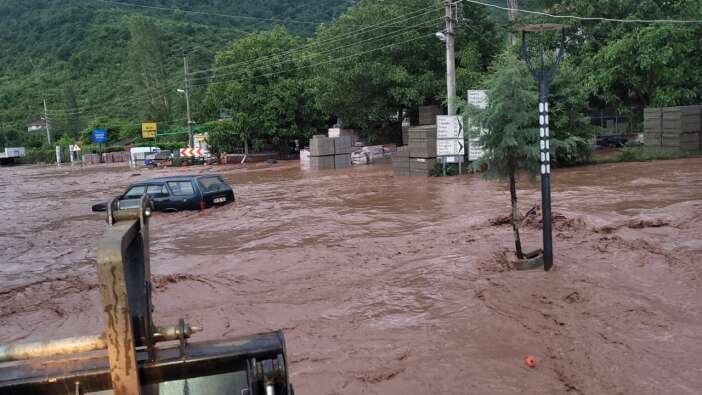 Kastamonu'da sel felaketi: 3 mahallede ev ve iş yerlerini su bastı! O yol ulaşıma kapandı
