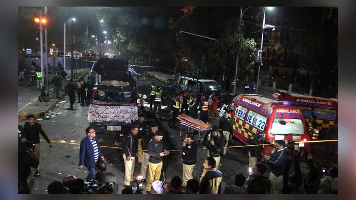 Pakistan'da bomba yüklü kamyon patladı...