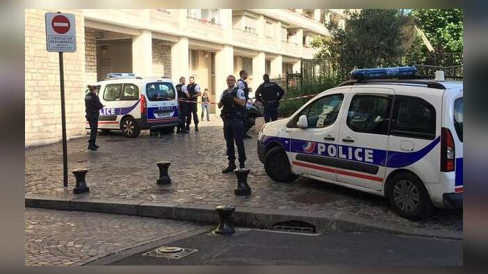 Paris'te bir araç askerlerin üzerine sürüldü, yaralılar var! İşte ilk görüntüler...