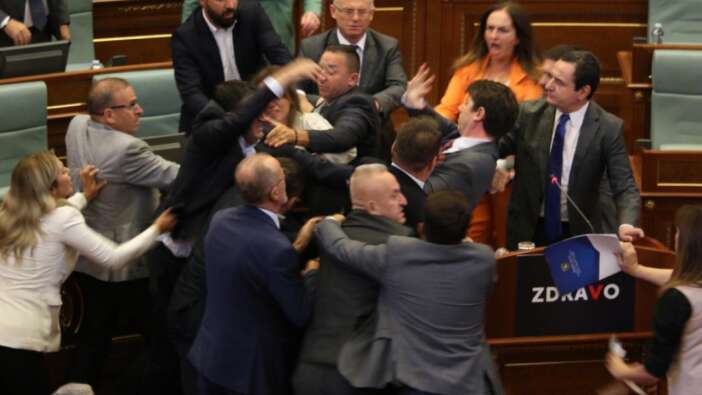 Kosova Parlamentosu’nda büyük kavga! Yumruklar havada uçuştu! İşte o anlar...