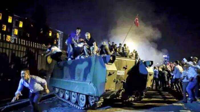 15 Temmuz demokrasi zaferi! İşte unutulmayacak fotoğraflarla hain darbe girişimi gecesi...