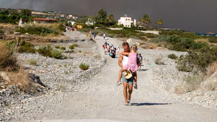 Yunanistan'ın Rodos adasındaki orman yangını yerleşim birimlerine ulaştı! 5 gündür sürüyor...