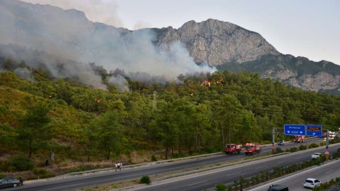 Antalya Kemer'de orman yangını: Evler boşaltıldı, hastalar nakledildi! Havadan ve karadan müdahale devam ediyor