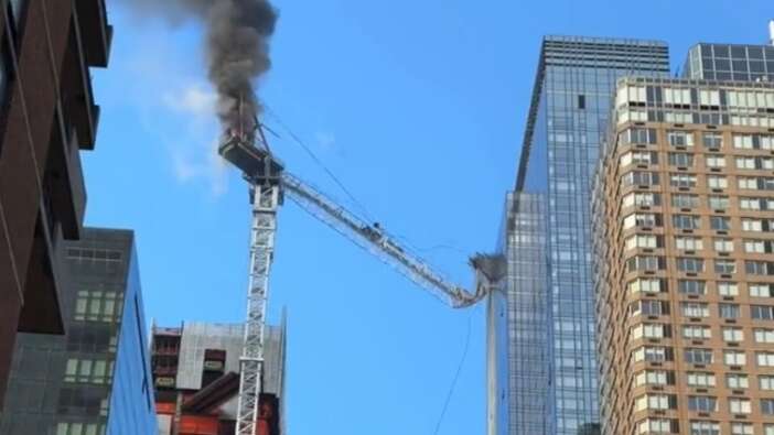 New York'ta korku dolu anlar: Vinç devrilip karşıdaki binaya çarptı