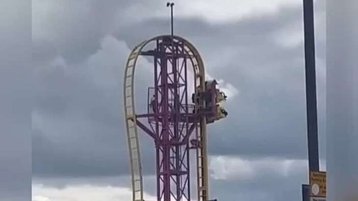 Lunaparkta tir tir titreten anlar: 30 metrelik yükseklikte havada asılı kaldılar! Dakikalarca kurtarılmayı beklediler