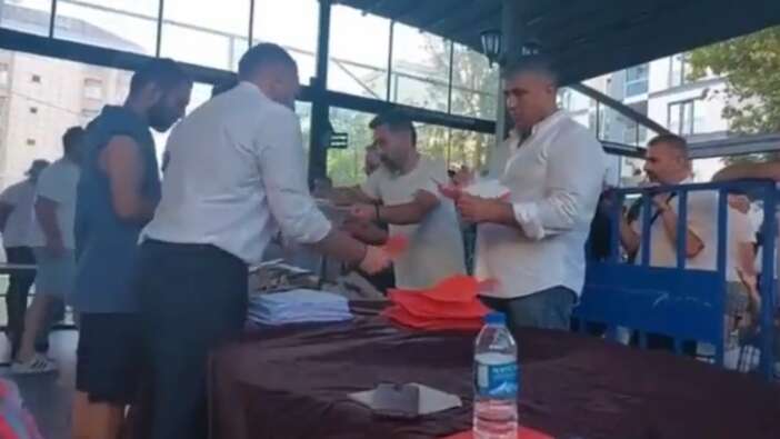 CHP delege seçimlerinde skandal: Beğenmediği oy pusulasını cebine attı