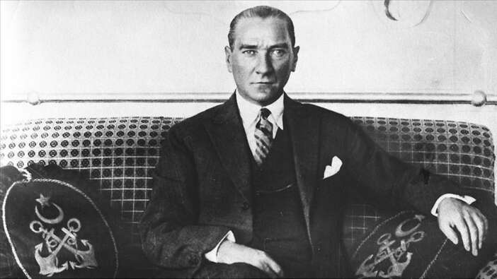 Yapay zeka teknolojisi ile Mustafa Kemal Atatürk'e çok sevdiği ''Fikrimin İnce Gülü'' şarkısı söyletildi!